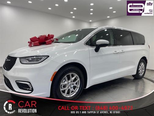 White 2023 Chrysler Pacifica Touring-L