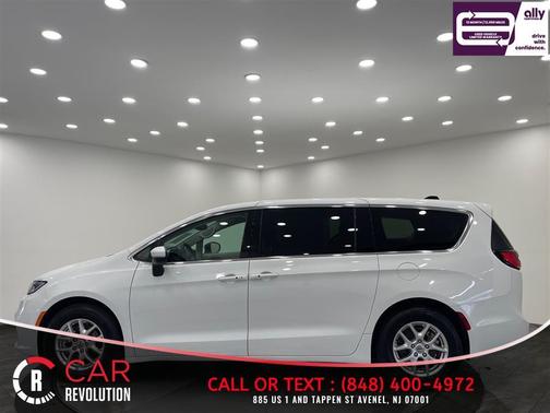 White 2023 Chrysler Pacifica Touring-L