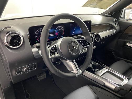 Polar White 2026 Mercedes-Benz GLB 250 4MATIC