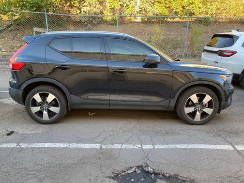 2020 Volvo XC40 T5 Momentum