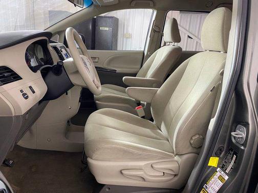 2011 Toyota Sienna 5dr 7-Pass Van I4 FWD (Natl)
