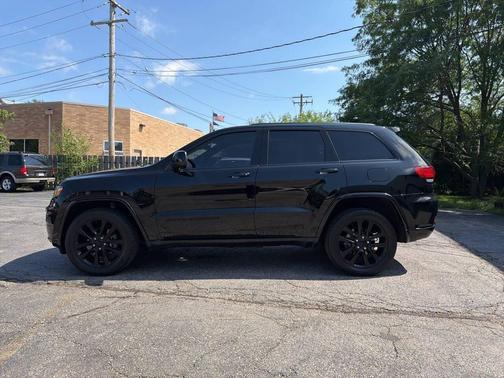 Black 2018 Jeep Grand Cherokee Altitude