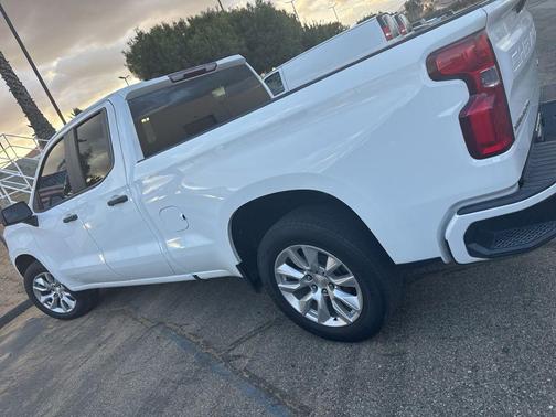 Summit White 2019 Chevrolet Silverado 1500 Custom