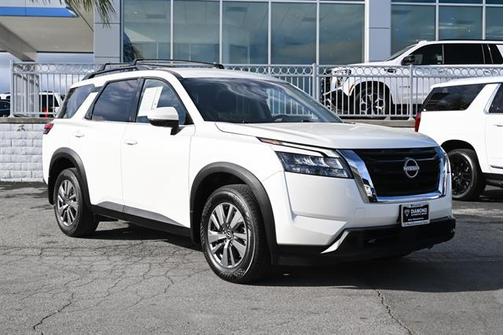 White 2024 Nissan Pathfinder SV