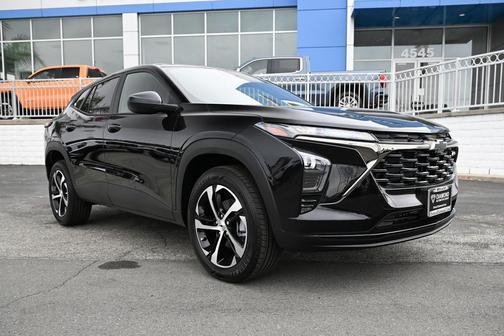 Mosaic Black Metallic 2026 Chevrolet Trax 1RS