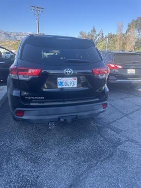 Midnight Black Metallic 2019 Toyota Highlander LE