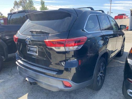 Midnight Black Metallic 2019 Toyota Highlander LE