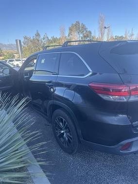Midnight Black Metallic 2019 Toyota Highlander LE