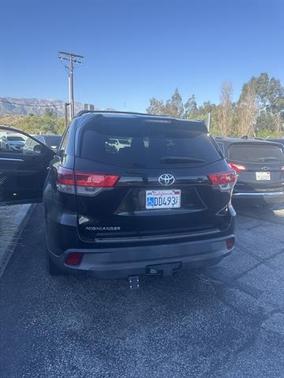 Midnight Black Metallic 2019 Toyota Highlander LE