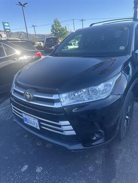 Midnight Black Metallic 2019 Toyota Highlander LE