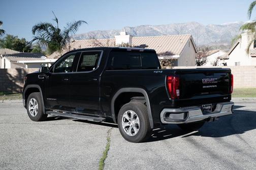 Onyx Black 2024 GMC Sierra 1500 SLE