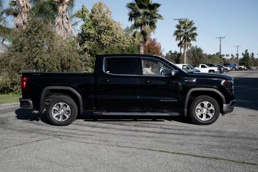 Onyx Black 2024 GMC Sierra 1500 SLE