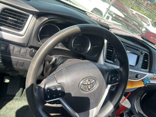 Blizzard Pearl 2017 Toyota Highlander LE