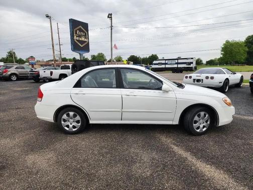 White 2007 Kia Spectra EX