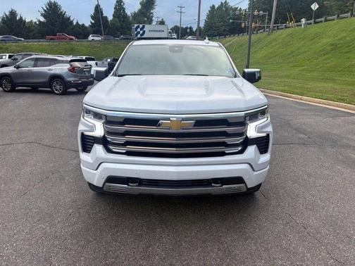 Iridescent Pearl Tricoat 2022 Chevrolet Silverado 1500 High Country