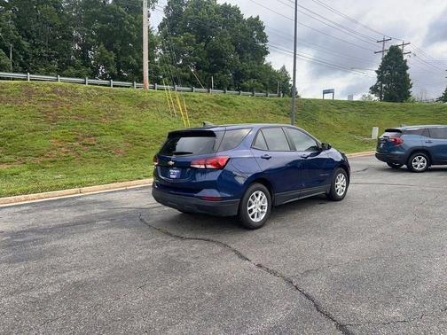 Blue Glow Metallic 2022 Chevrolet Equinox LS