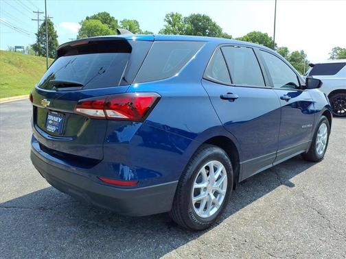 Blue Glow Metallic 2022 Chevrolet Equinox LS