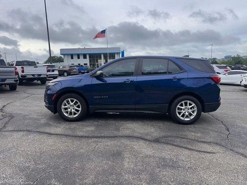 Blue Glow Metallic 2022 Chevrolet Equinox LS