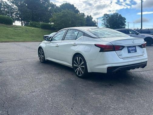 White 2022 Nissan Altima 2.0 SR