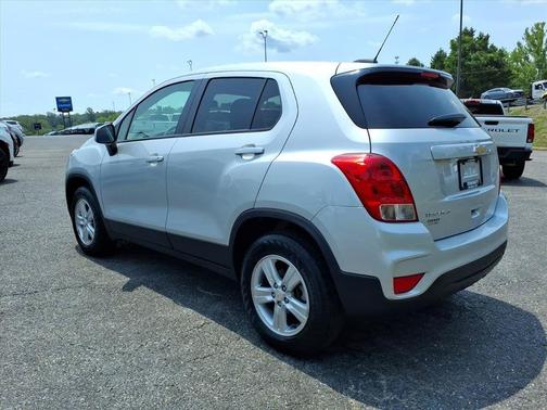 Silver Ice Metallic 2022 Chevrolet Trax LS