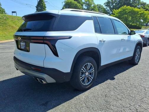 Summit White 2025 Chevrolet Traverse LT