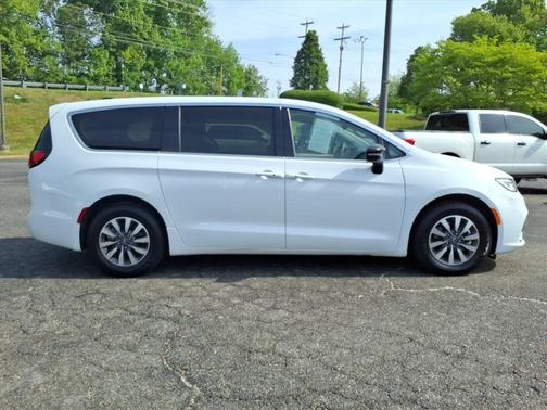 White 2024 Chrysler Pacifica Hybrid Select