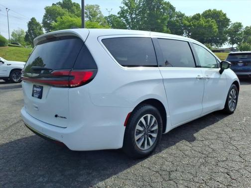 White 2024 Chrysler Pacifica Hybrid Select