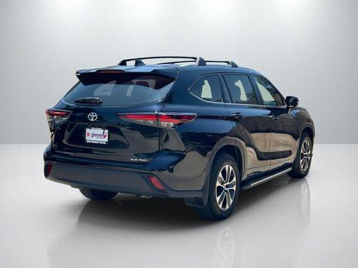 Midnight Black Metallic 2024 Toyota Highlander XLE