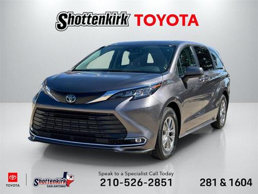 2022 Toyota Sienna XLE 8 Passenger