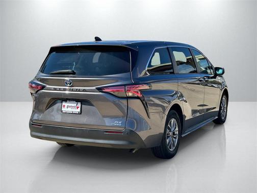 2022 Toyota Sienna XLE 8 Passenger