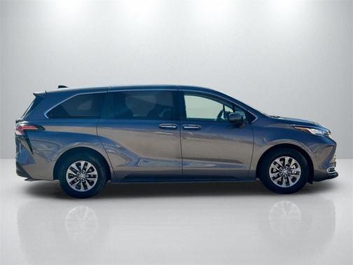 2022 Toyota Sienna XLE 8 Passenger