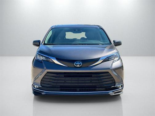 2022 Toyota Sienna XLE 8 Passenger