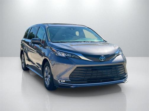 2022 Toyota Sienna XLE 8 Passenger