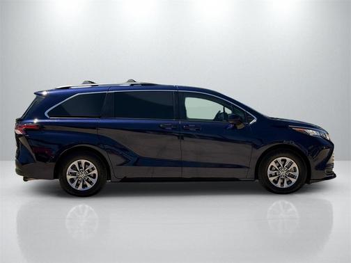 2022 Toyota Sienna LE