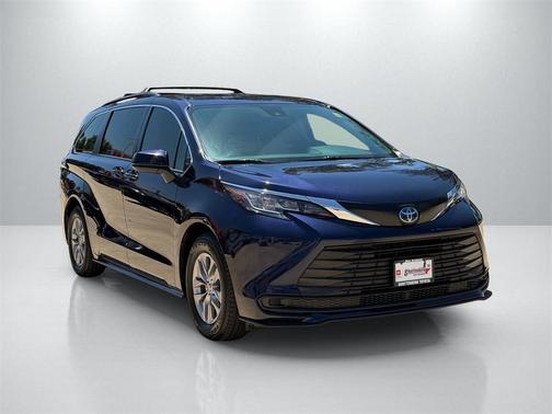 2022 Toyota Sienna LE