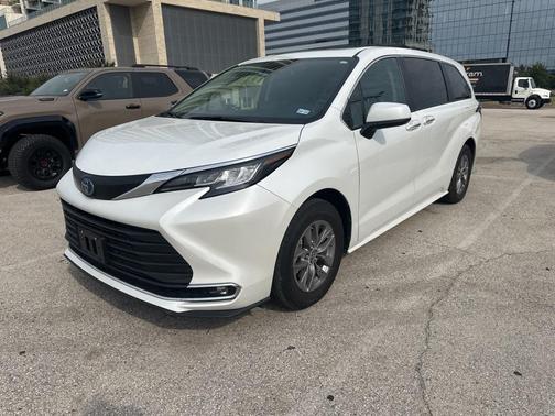 2022 Toyota Sienna XLE 7 Passenger