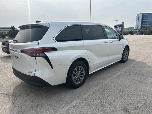 2022 Toyota Sienna XLE 7 Passenger