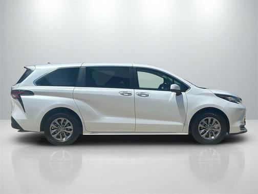 2022 Toyota Sienna XLE 7 Passenger
