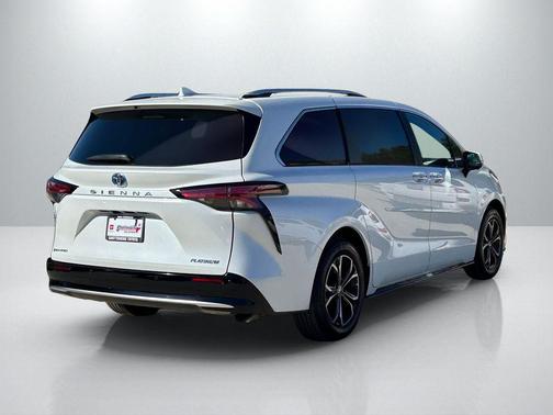 2025 Toyota Sienna Platinum