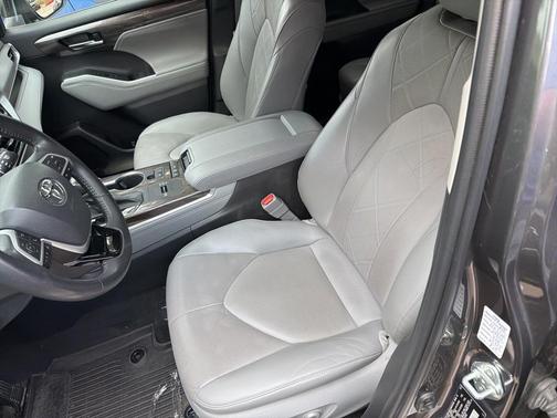 2022 Toyota Highlander Hybrid Platinum