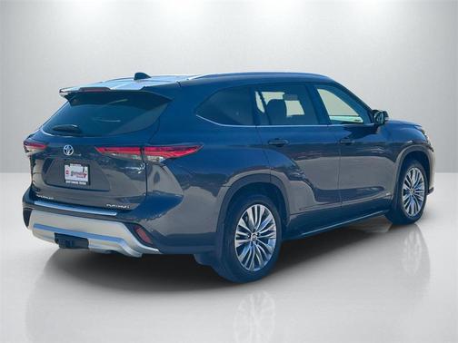2022 Toyota Highlander Hybrid Platinum