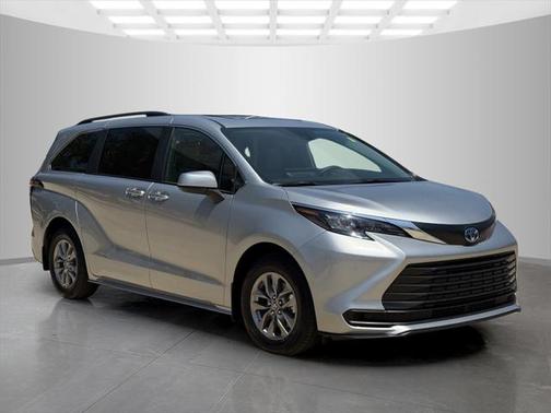 2025 Toyota Sienna LE