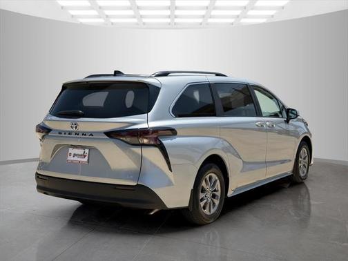 2025 Toyota Sienna LE