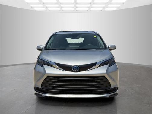 2025 Toyota Sienna LE