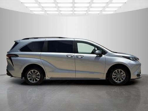 2025 Toyota Sienna LE