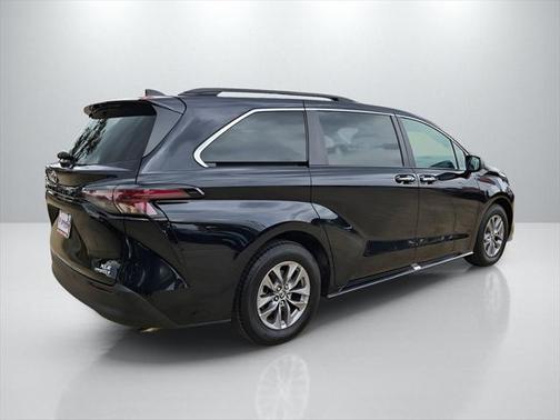 2023 Toyota Sienna XLE 8 Passenger