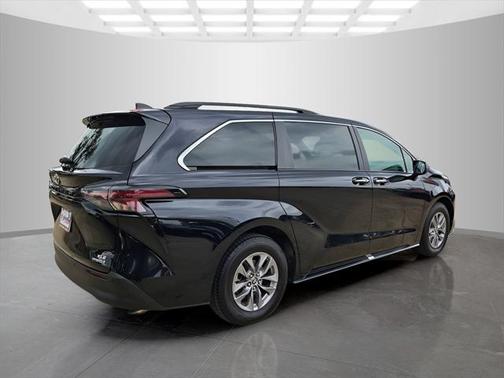 2023 Toyota Sienna XLE 8 Passenger
