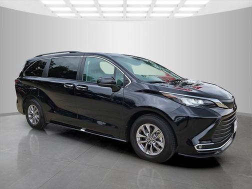 2023 Toyota Sienna XLE 8 Passenger