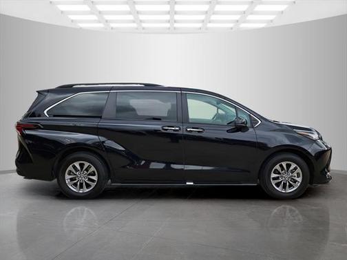 2023 Toyota Sienna XLE 8 Passenger