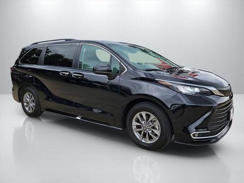 2023 Toyota Sienna XLE 8 Passenger